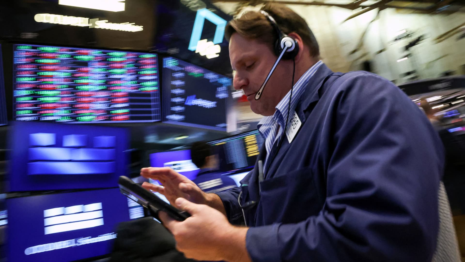 Wall Street trading floor screens reacting to Iran Hormuz reopening proposal as FOMC week opens with S&P 500 at record 7165 and Big Tech earnings cascade days away on April 27 2026